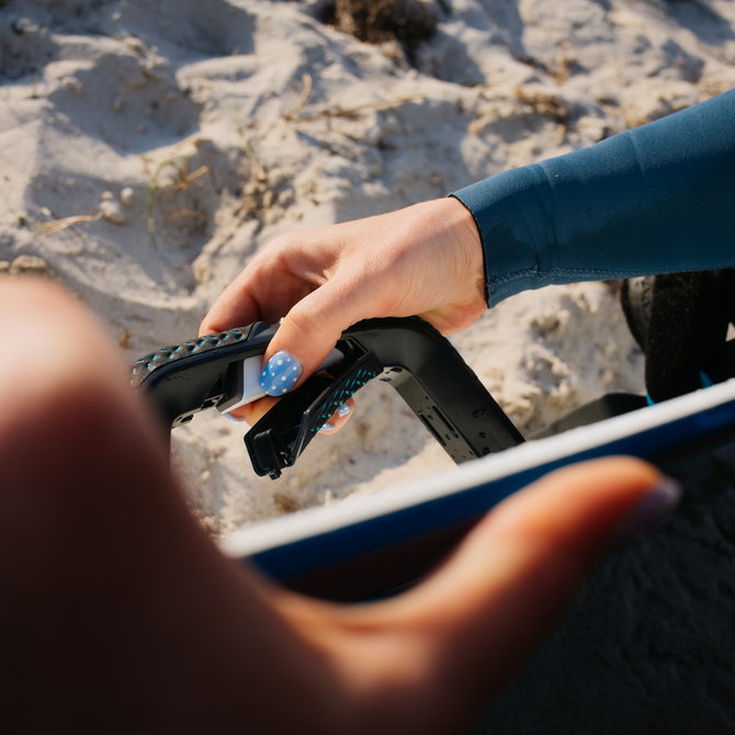 WOO Big Air Handle montato su una kiteboard in spiaggia in nero